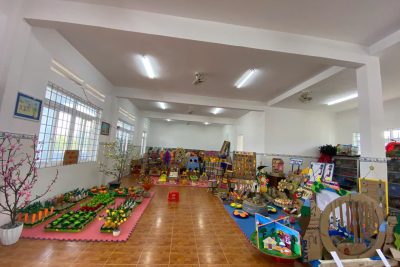 Hội thi đồ dùng đồ chơi tự tạo là một hoạt động thường niên được tổ chức tại trường Mầm non  Hoa Hồng nhằm:  Tăng cường đào tạo, bồi dưỡng nghiệp vụ cho giáo viên: bồi dưỡng nghiệp vụ về thiết kế, chế tạo đồ dùng đồ chơi tự tạo cho giáo viên.  Khuyến khích sự sáng tạo: cuộc thi thiết kế đồ dùng đồ chơi tự tạo với các chủ đề đa dạng, thu hút sự tham gia của giáo viên và trẻ.  Kết nối với chương trình giáo dục: Hội thi được lồng ghép vào chương trình giáo dục mầm non, tạo điều kiện cho giáo viên ứng dụng các đồ dùng đồ chơi tự tạo vào hoạt động dạy học.  Tăng cường sự tham gia của phụ huynh: tạo điều kiện cho phụ huynh tham gia cùng cô và trẻ  qua đó kết nối và lan toả chương trình giáo dục mầm non. Trên đây là một số hình ảnh về hội thi